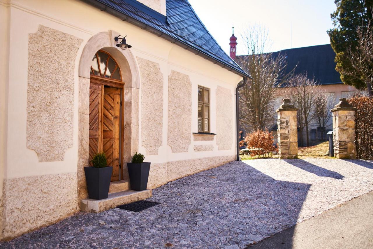 Barokní kaplanka 1796 A. D. - luxusní apartmány v Českém ráji Zelezny Brod Extérieur photo