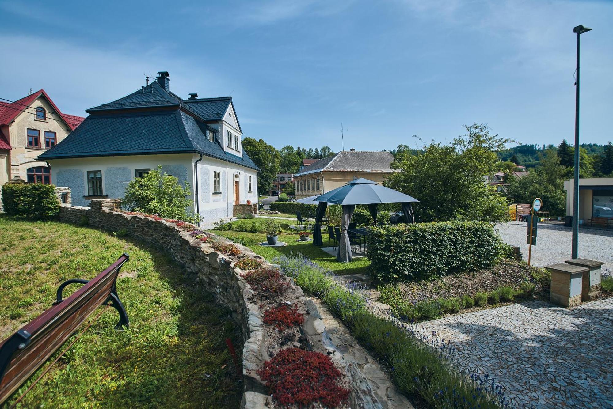 Barokní kaplanka 1796 A. D. - luxusní apartmány v Českém ráji Zelezny Brod Extérieur photo